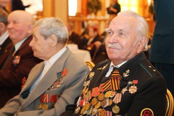Путин поручил выплатить деньги ветеранам Великой Отечественной войны в апреле