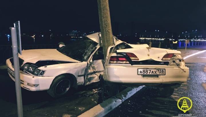 В Петербурге легковушку разорвало после удара о столб, погиб пассажир