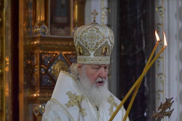 Патриарх Кирилл призвал временно не посещать храмы