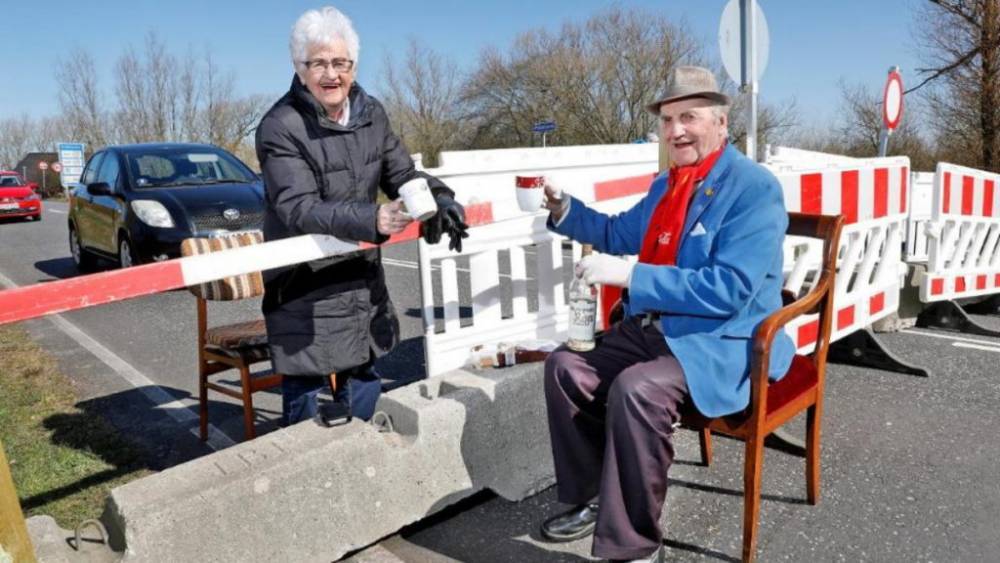 Любовь во время пандемии: пенсионеры ежедневно приезжают к границе, чтобы вместе выпить кофе