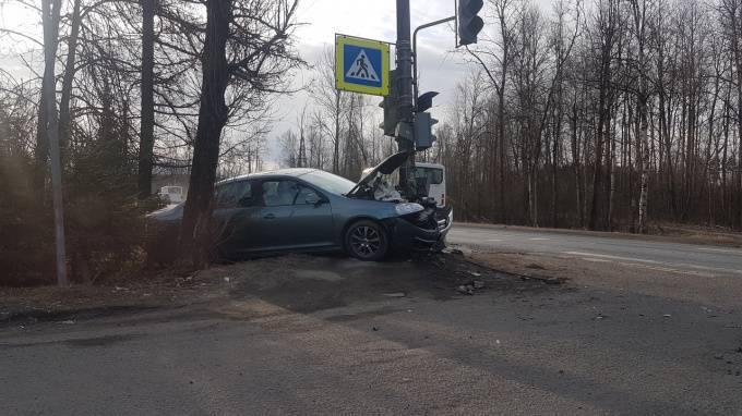 Машина врезалась в столб на Петрозаводском шоссе