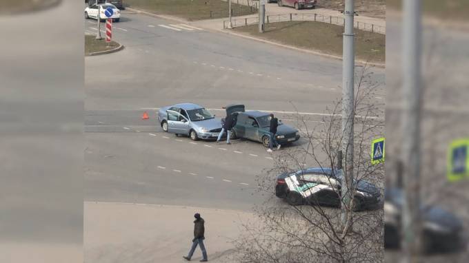 Два автомобиля столкнулись на пересечении Десантников и Маршала Казакова
