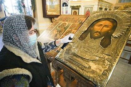 Россиян продолжат пускать в храмы после призыва патриарха молиться дома