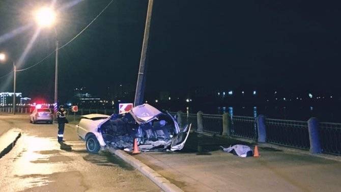 На Октябрьской набережной автомобиль врезался в столб – пассажир погиб