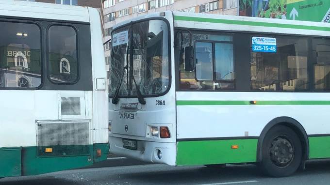 Два автобуса столкнулись на Парашютной