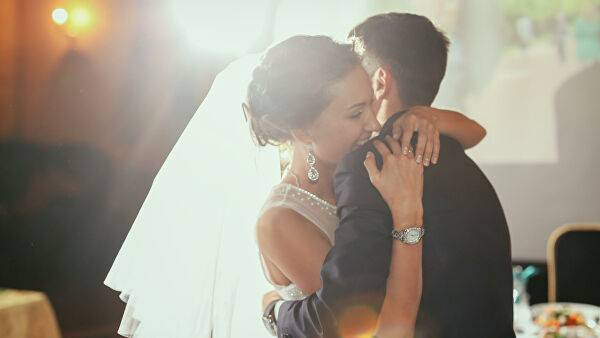 Канадская пара из-за коронавируса сыграла свадьбу дома