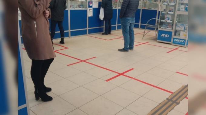 На полу в аптеках Петербурга появилась специальная разметка