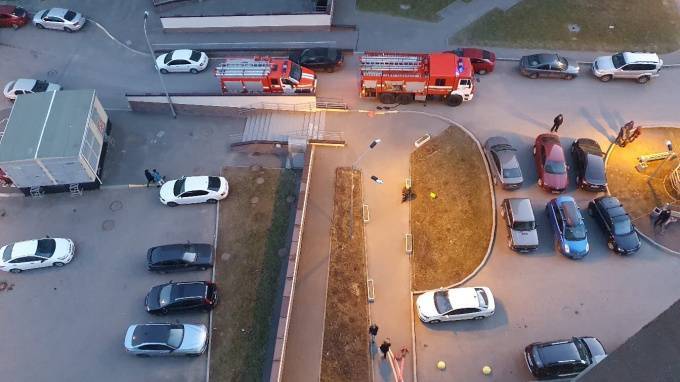 Тушить пожар на Охтинской Аллее приехали четыре пожарные машины