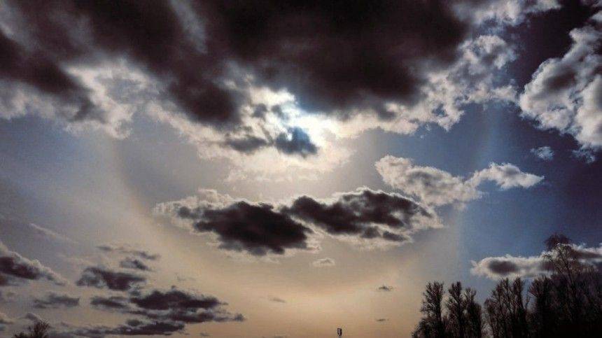 Солнце «самоизолировалось»: очевидцы публикуют фото гало в небе над Петербургом