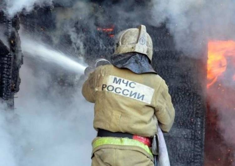 Пожар повышенной сложности уничтожил автосервис в Хабаровске