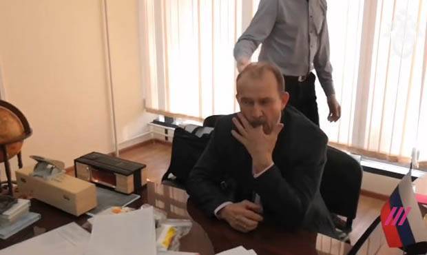 Задержанный за взятку иркутский чиновник пытался съесть улику на глазах у следователей