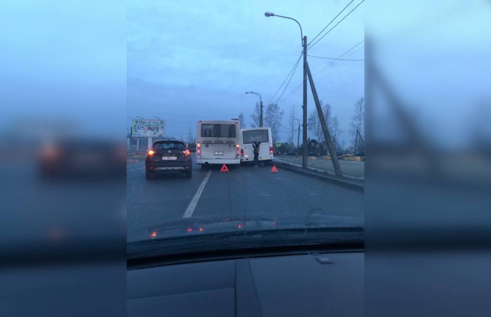 На Фильтровском шоссе два автобуса попали в ДТП и грозят создать неприятную пробку