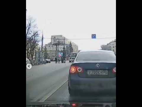 В Воронеже водитель маршрутки «уронил» пешехода