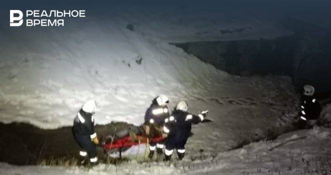 В Казани спасатели на носилках вытащили из оврага упавшего человека