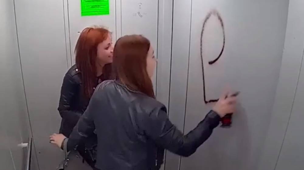 Сотрудницу полиции с подругой заставили отмыть разрисованный ими лифт в Оренбурге