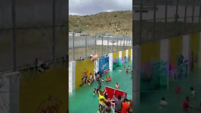Видео: Заключенные эквадорской тюрьмы превратили двор в бассейн и устроили вечеринку