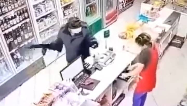 Кубанец с карабином ограбил магазин и обстрелял машину свидетелей. Видео