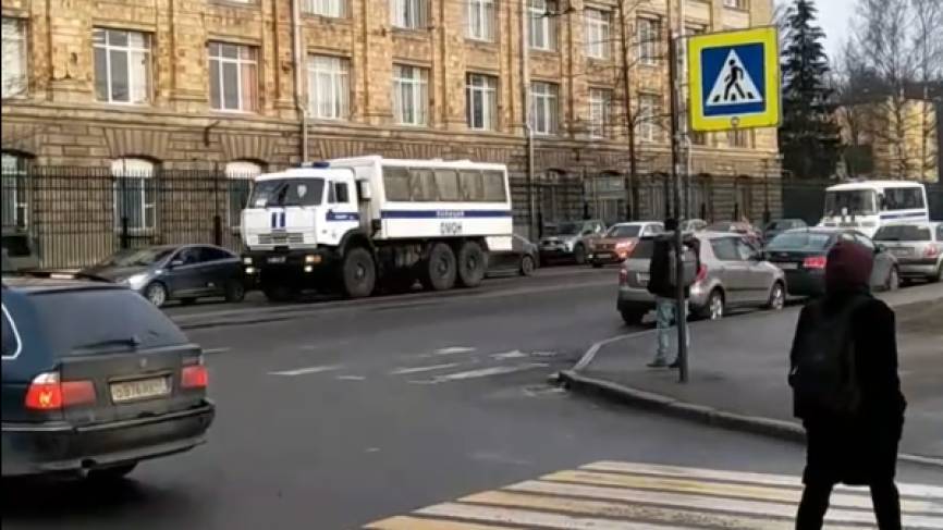 Полиция проводит рейд против нелегалов на Калининской овощебазе в Петербурге