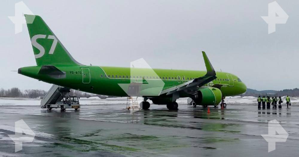 Фото самолета, севшего в Перми после сообщений о "минировании"