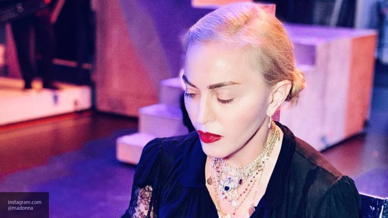 Мадонна упала на сцене во время концерта в Париже