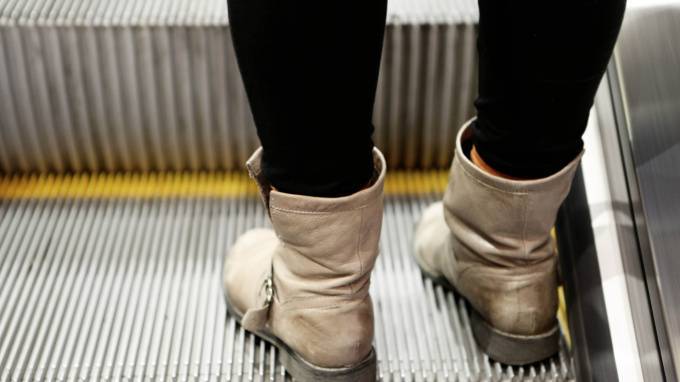 В петербургском метро рассказали, почему нельзя сидеть на ступеньках эскалатора