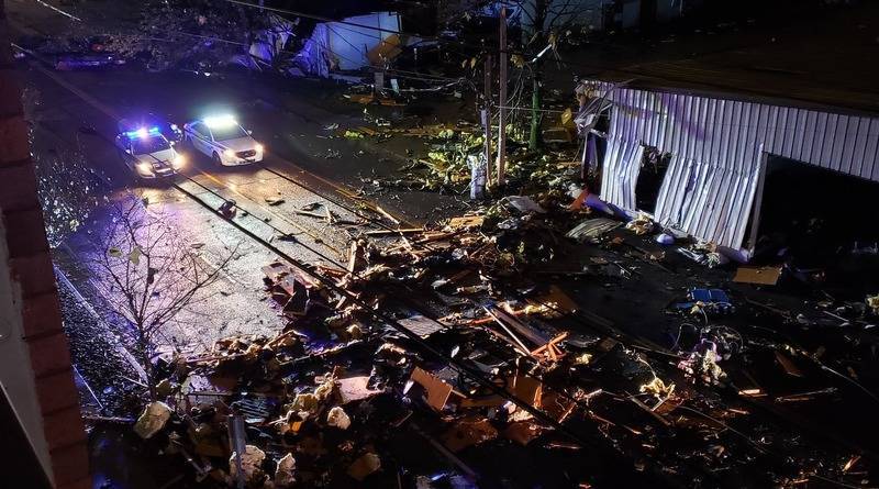 Разрушительные торнадо в Теннесси: есть погибшие, десятки построек – в руинах (фото, видео)