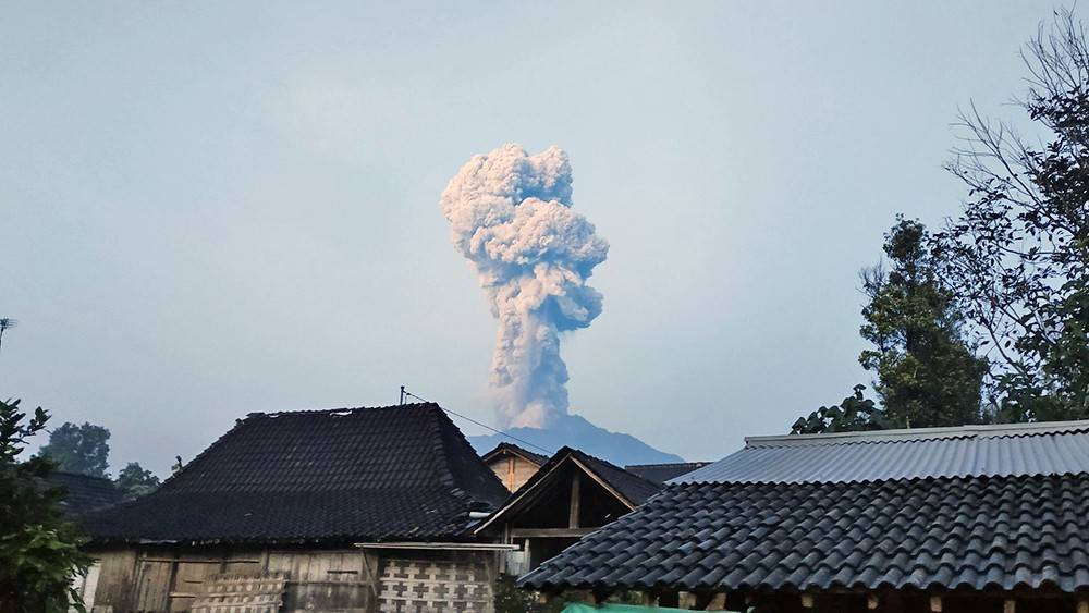 Видео извержения вулкана в Индонезии попало на видео