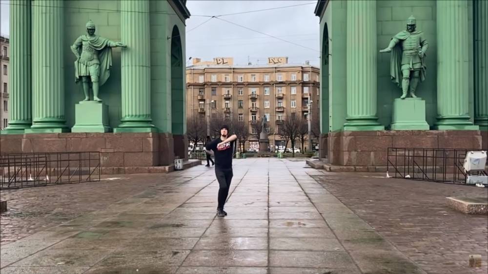 Азербайджанский блогер станцевал чеченскую лезгинку под Нарвскими триумфальными воротами