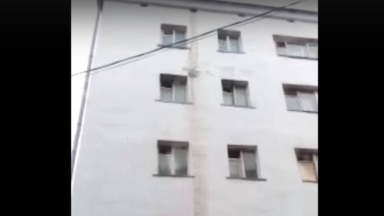 В Тюмени на крыше пятиэтажного здания появился водопад