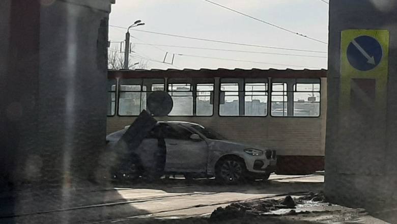 Фото: в Челябинске произошло ДТП с трамваем