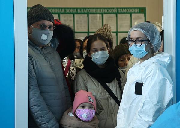 Россиянам, вернувшимся из стран с коронавирусом, советуют звонить на "горячую линию"