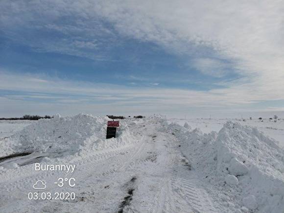 В Челябинской области расчистили дорогу, где проезд перекрыли снежными кучами