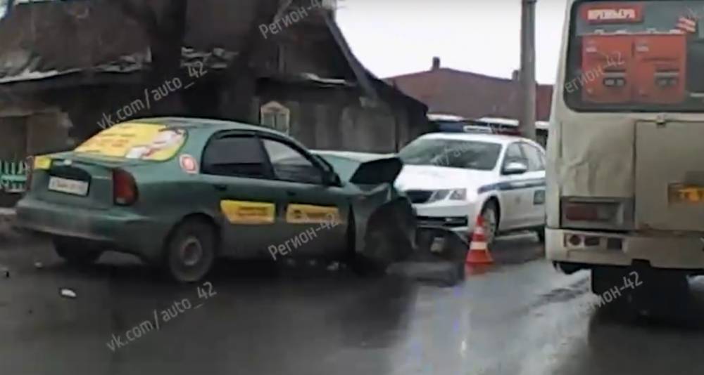 ДТП с участием такси произошло в Кировском районе Кемерова