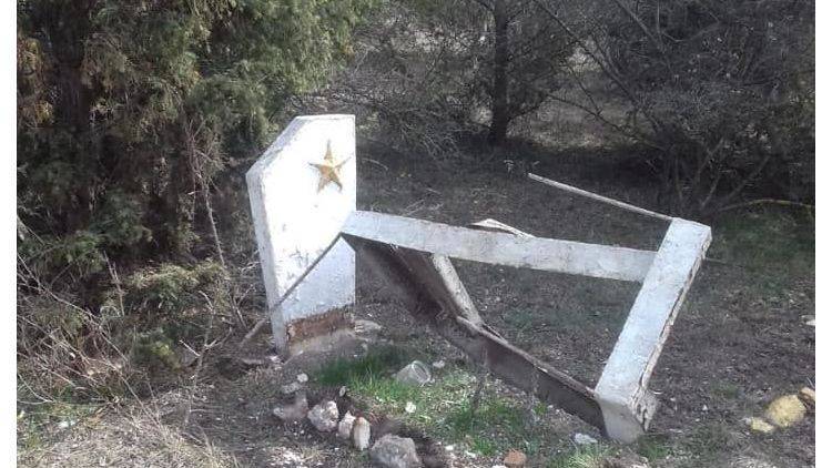 Под Севастополем вандалы разгромили могилу неизвестного солдата