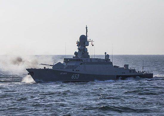 Корабли Каспийской флотилии проводят в море артиллерийские стрельбы