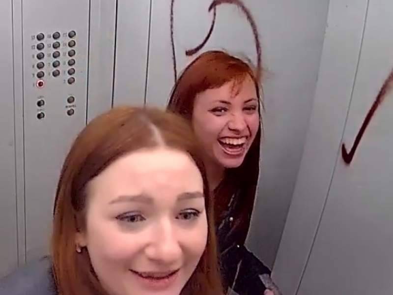 Сотрудницы МВД и суда в Оренбурге разрисовали лифт, а потом отмыли его