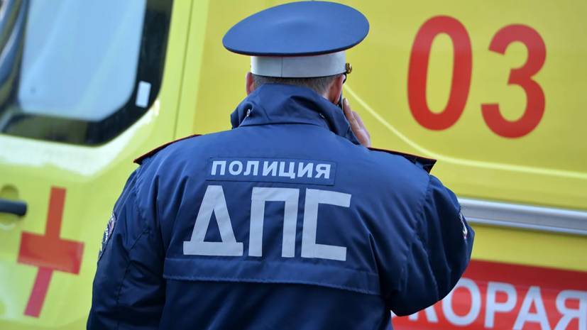 При наезде микроавтобуса на столб в Москве пострадали шесть человек