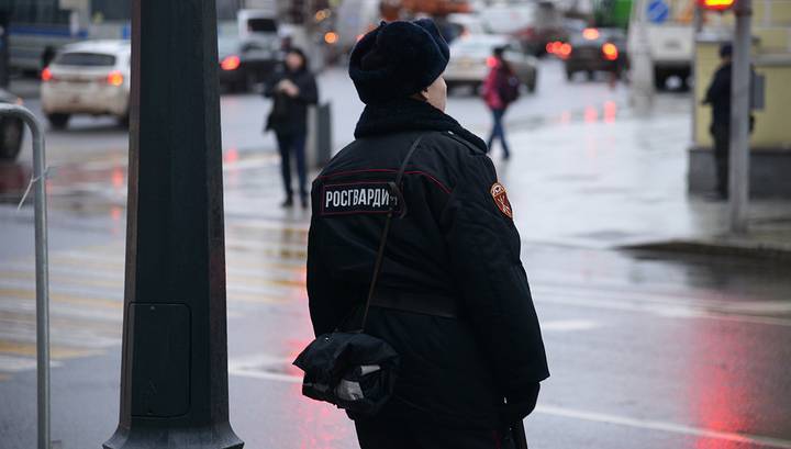 Злоумышленник напал с ножом на оперативников в ТЦ на юге Москвы