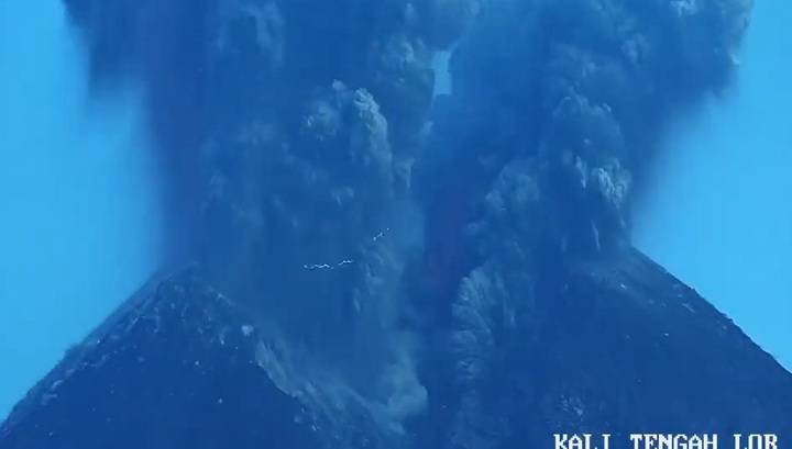 Самый активный вулкан Индонезии напомнил о себе шестикилометровым столбом пепла. Видео