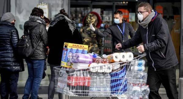 Французы штурмуют магазины: «иррациональное поведение» на фоне коронавируса