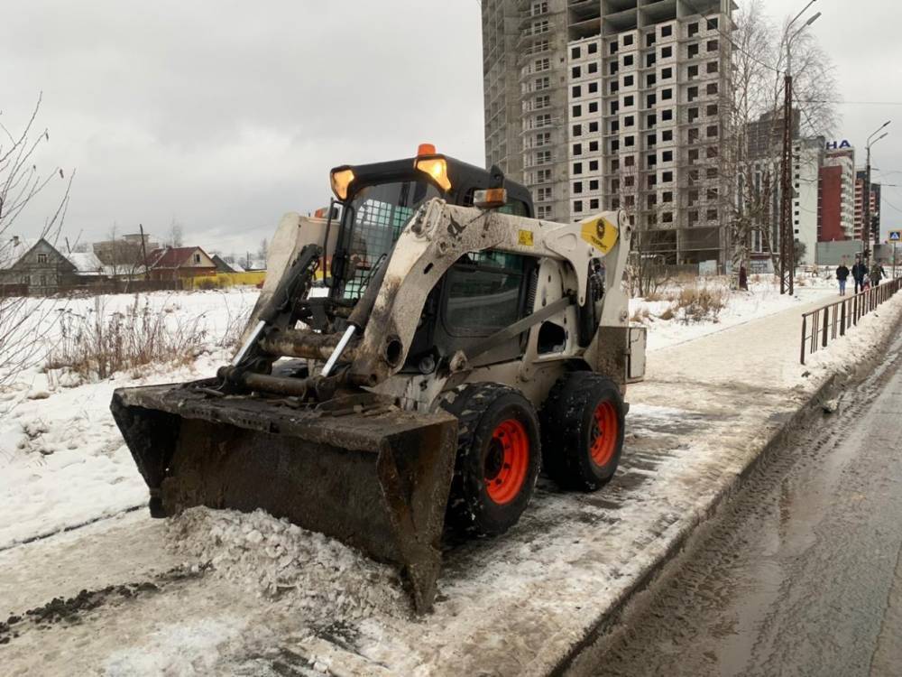 Тонны снега вывезли с улиц Петрозаводска дорожные рабочие