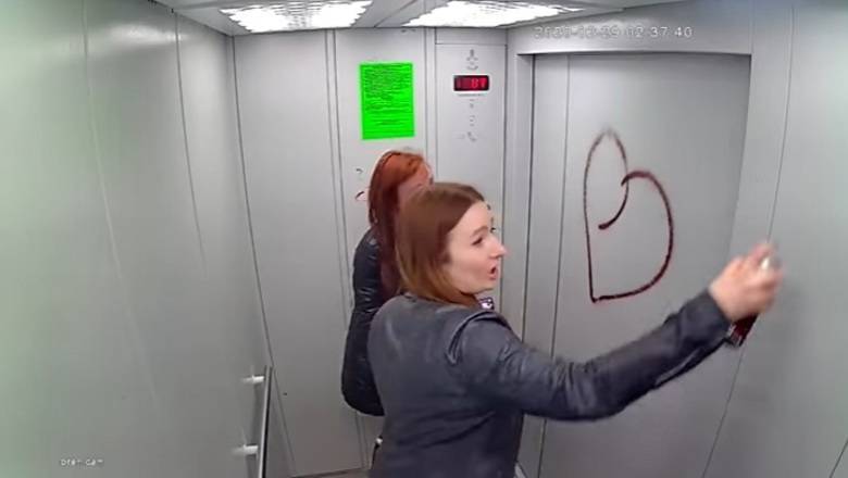 Полицейскую и секретаря суда из Оренбурга заставили отмыть разрисованный ими лифт
