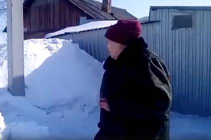 Дом отказавшейся от переезда российской пенсионерки засыпали снегом