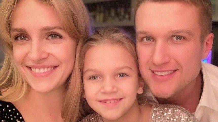 «Позвоните родителям»: актер Руденко выложил в сеть семейное фото