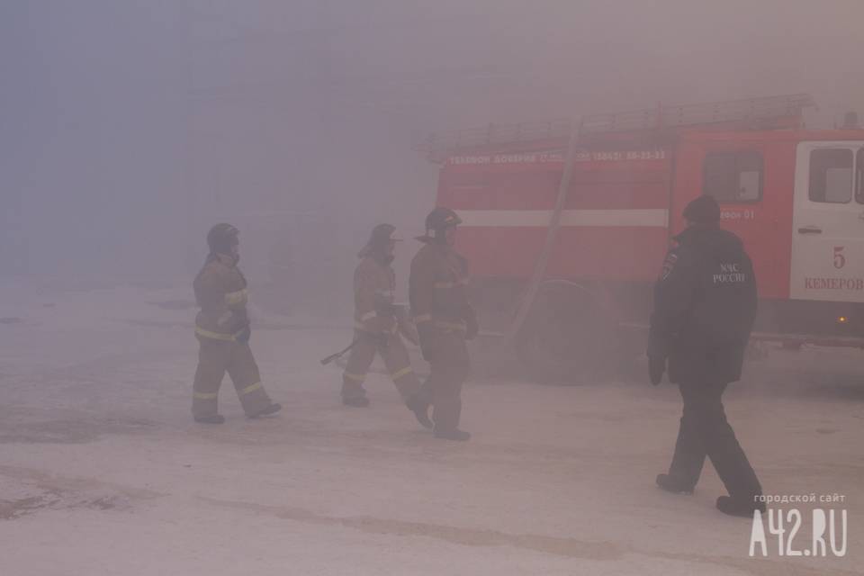 В Кузбассе ночью загорелось административное здание