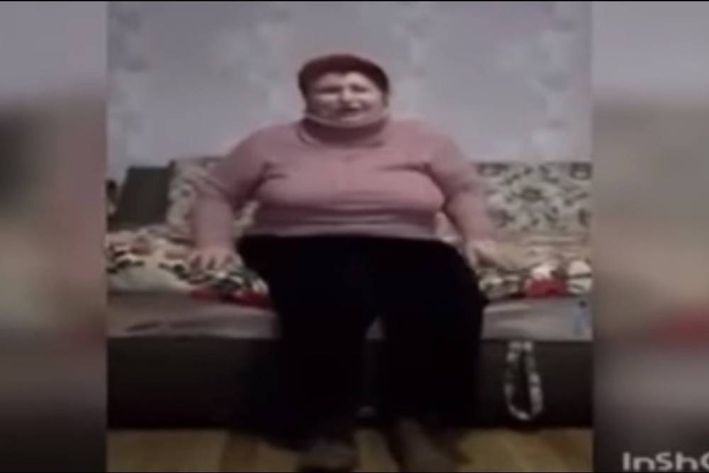 Жительница Украины, стоя на коленях, извинилась за распространение коронавируса