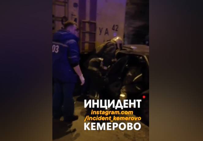 В ГИБДД рассказали подробности ночного столкновения иномарки и грузовика в Кемерове