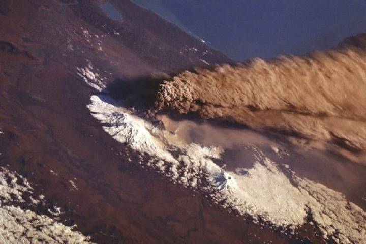 Камчатский вулкан Ключевской совершил выброс пепла на высоту 6 км