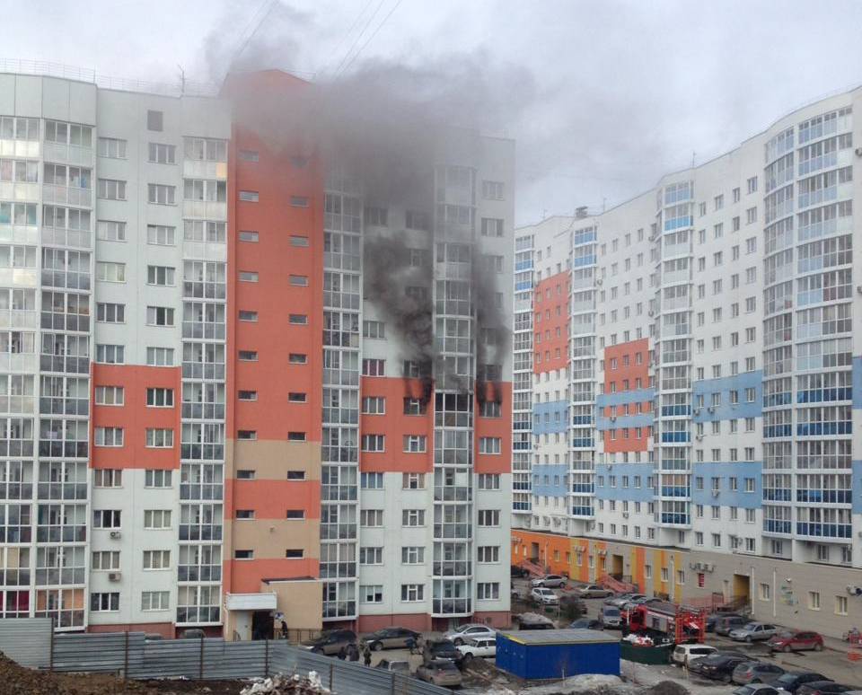 Сотрудники МЧС спасли 4 человек при пожаре в многоэтажке в центре Кемерова