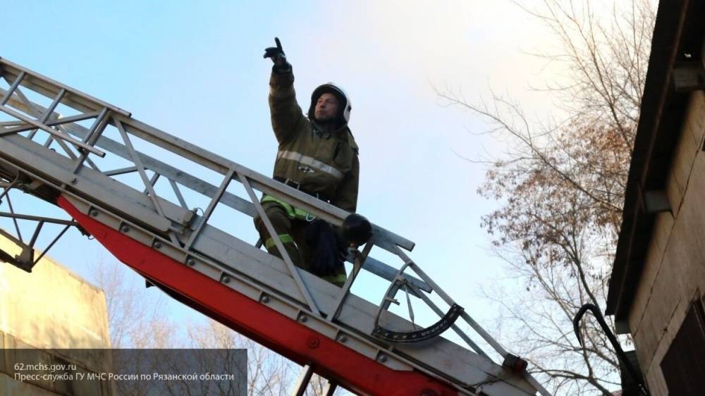Сотрудники МЧС спасли при пожаре в Кемерово четырех жильцов многоэтажки